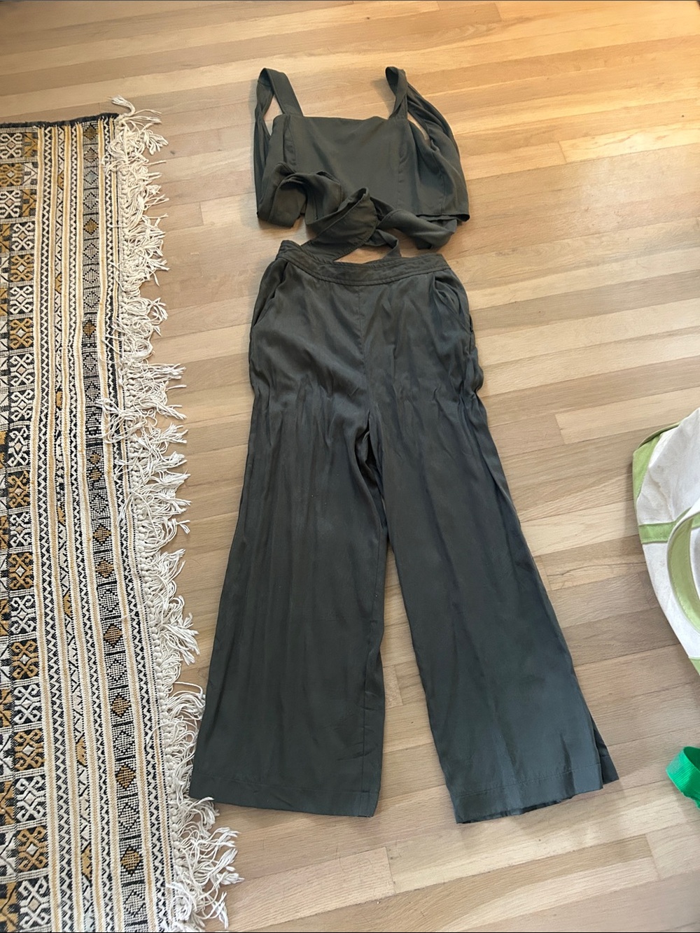 VETTA Olive Wide-Leg Pants and Cropped Tank Set